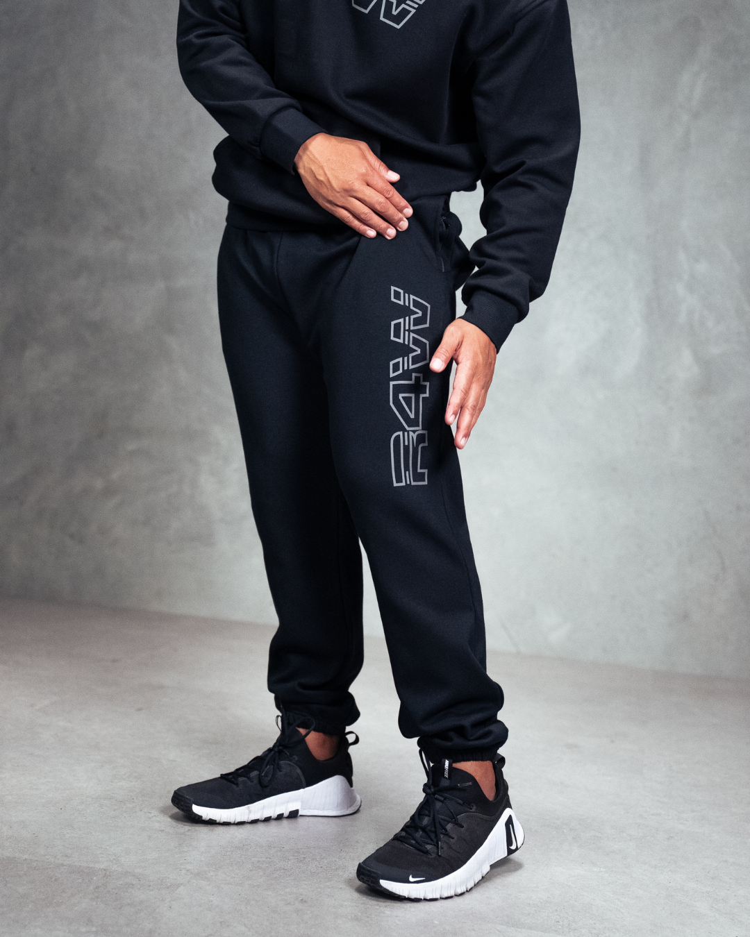 R4W FLEECE TRACKPANTS OUTLINE BLACK