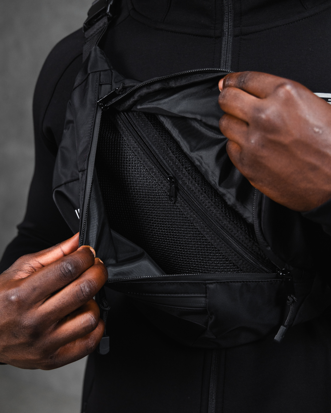 R4W ESSENTIALS BUMBAG BLACK