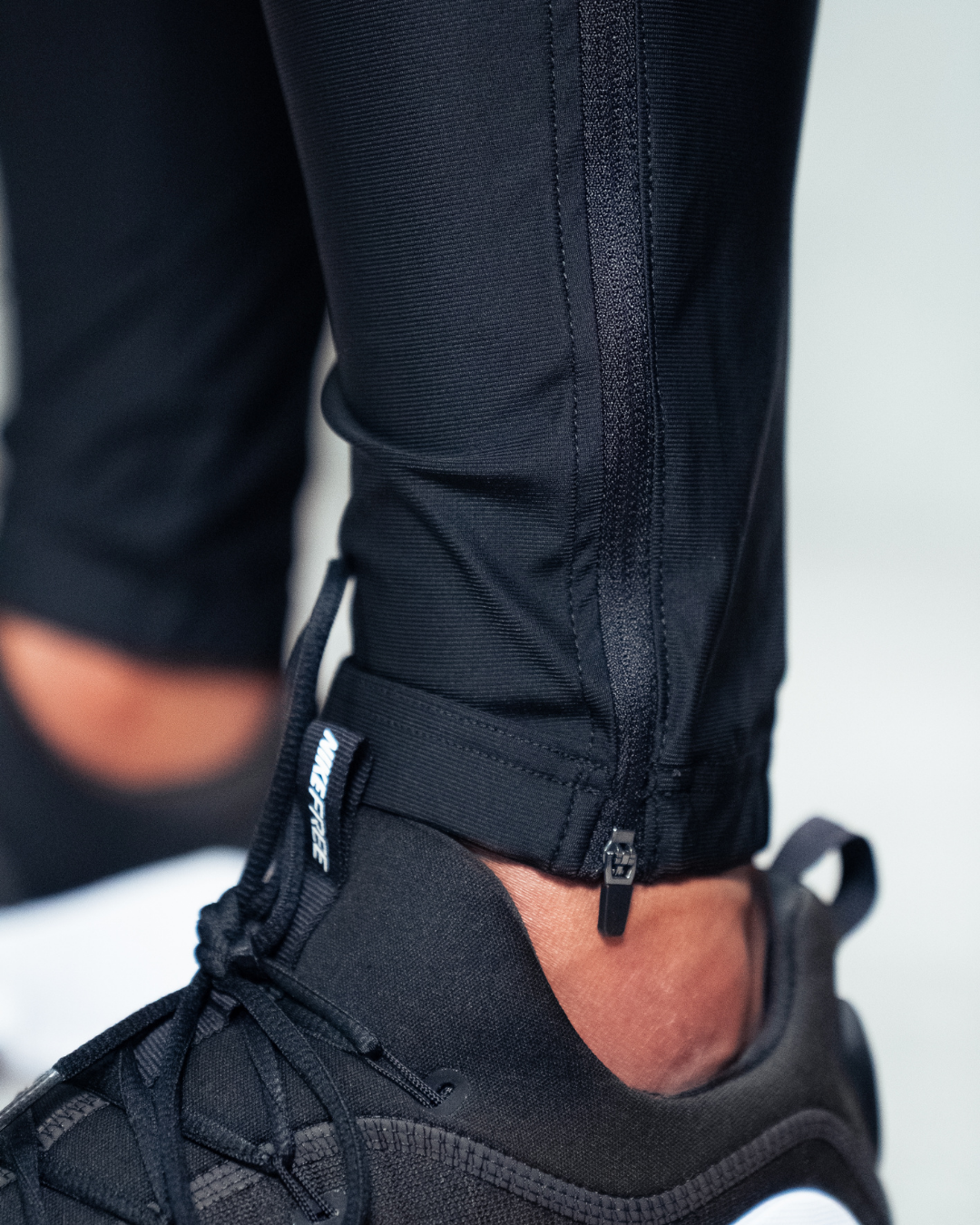 R4W PRO FLEX TRACKPANTS OUTLINE BLACK